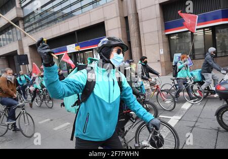 Deliveroo-Fahrer der Unabhängigen Arbeiterunion Großbritanniens (IWGB) in der City of London streiken in einem Streit um faire Bezahlung, Sicherheitsschutz und grundlegende Arbeitnehmerrechte. Bilddatum: Mittwoch, 7. April 2021. Stockfoto