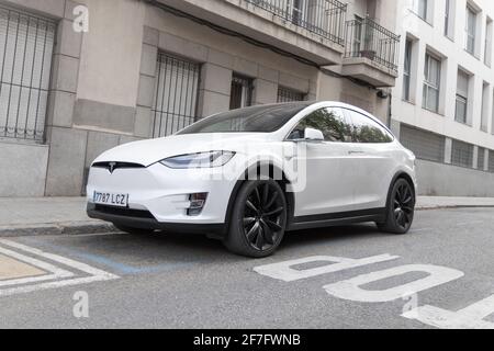 SABADELL, SPANIEN-6. APRIL 2021: Tesla Model X in City Streets Stockfoto