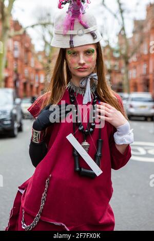 Ein Modell zeigt die Kollektion von Pierre Garroudi während der Flash-Mob-Modenschau des Designers am Sloane Square in London, Großbritannien Stockfoto