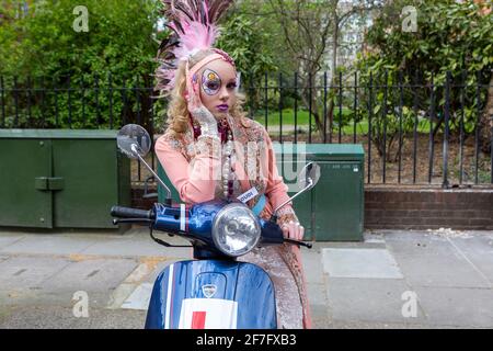 Ein Modell zeigt die Kollektion von Pierre Garroudi während der Flash-Mob-Modenschau des Designers am Sloane Square in London, Großbritannien Stockfoto