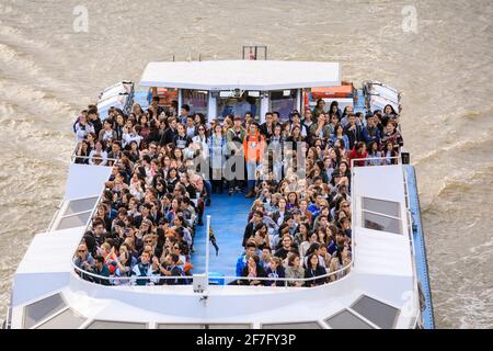 Touristen auf einem Flusskreuzfahrtschiff der Themse in London, von oben, England, Großbritannien Stockfoto