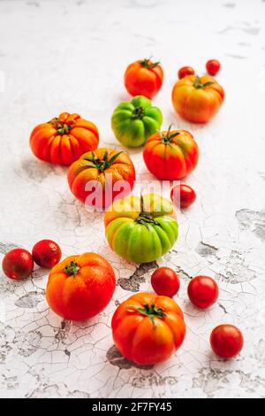 Auswahl an Bio-Tomaten auf altem Küchentisch Stockfoto