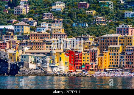 Blick auf malerische bunte Camogli Dorf in Ligurien auf Italienisch Riviera mit Palästen, die orange und leuchtend gelb gestrichen sind Stockfoto