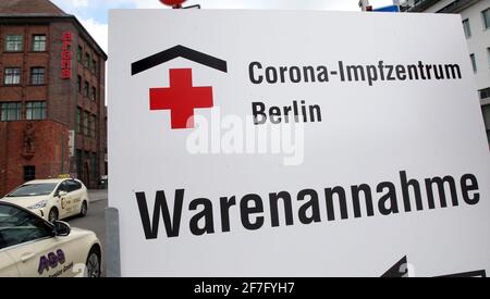 Berlin, Deutschland. April 2021. Taxis fahren zum Impfzentrum in der Arena in Treptow, wo der Impfstoff des Herstellers BioNTech/Pfizer verabreicht wird. Da das Impfzentrum wegen fehlender Impfseren am 06.04.2021 schließen musste, gibt es heute einen größeren Ansturm. Quelle: Wolfgang Kumm/dpa/Alamy Live News Stockfoto