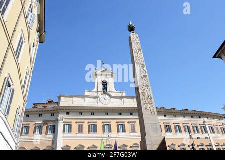 Rom, Italien. April 2021. Montecitorio Palast mit Obelisk Kredit: Unabhängige Fotoagentur/Alamy Live Nachrichten Stockfoto