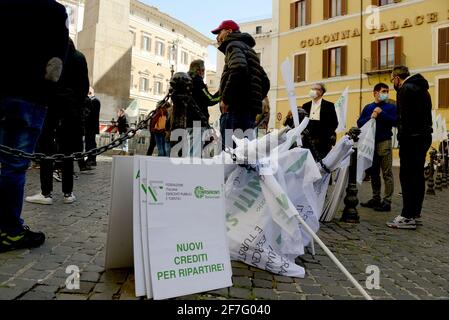 Rom, Italien. April 2021. Schilder und Flaggen Kredit: Independent Photo Agency/Alamy Live News Stockfoto