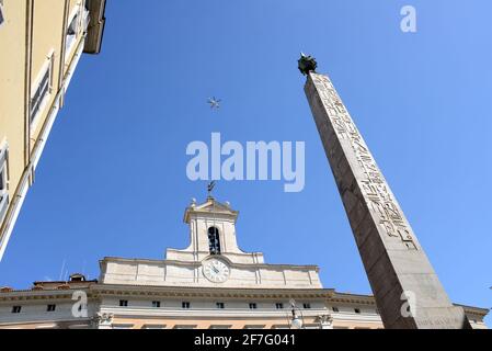 Rom, Italien. April 2021. Montecitorio Palast mit Obelisk Kredit: Unabhängige Fotoagentur/Alamy Live Nachrichten Stockfoto