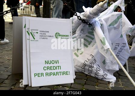 Rom, Italien. April 2021. Schilder und Flaggen Kredit: Independent Photo Agency/Alamy Live News Stockfoto