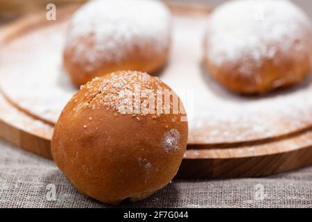 Drei selbstgemachte Brötchen, Platz kopieren, als Hintergrund verwenden Stockfoto