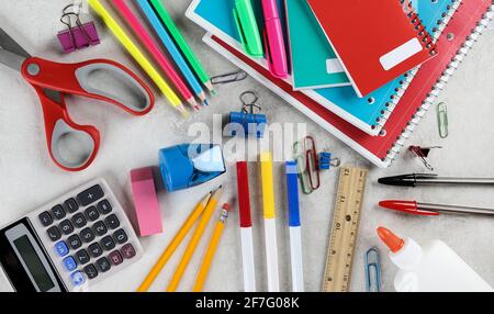 Overhead-Ansicht eines Sortiments von Schulmaterial auf einem Tabelle Stockfoto
