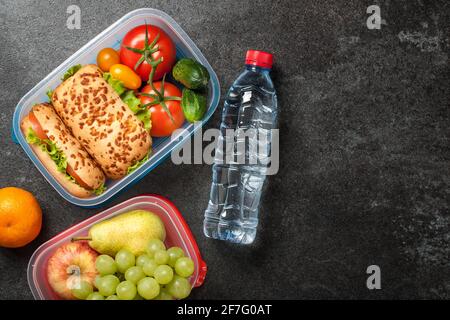 Lunchboxen mit Sandwiches, Gemüse und Obst Stockfoto