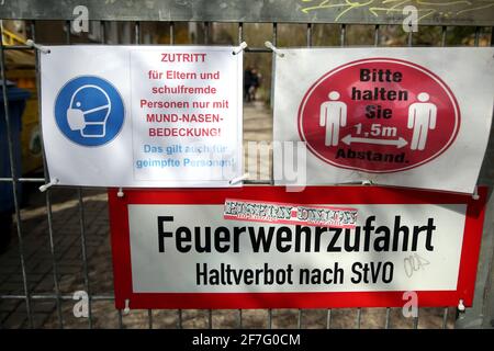 Berlin, Deutschland. April 2021. An einem Eingangstor einer Schule im Kreis Köpenick sind Hinweise auf Verhaltensmaßnahmen auf dem Schulgelände angebracht. Der Senat will über weitere Maßnahmen zur Eindämmung des Coronavirus diskutieren und darüber, wie der Schulbetrieb auch nach den Osterferien fortgesetzt werden kann. Quelle: Wolfgang Kumm/dpa/Alamy Live News Stockfoto