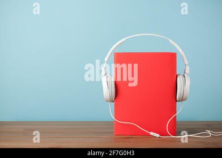 Hörbuch-Konzept mit Buch und Kopfhörer Stockfoto