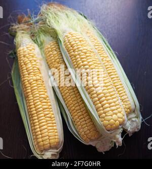 Vier goldene Ähren mit Blättern. Low-Taste. Draufsicht Stockfoto