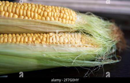 Vier goldene Ähren mit Blättern. Low-Taste. Draufsicht Stockfoto