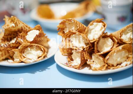 Waffelrollen mit Quark-Creme Stockfoto