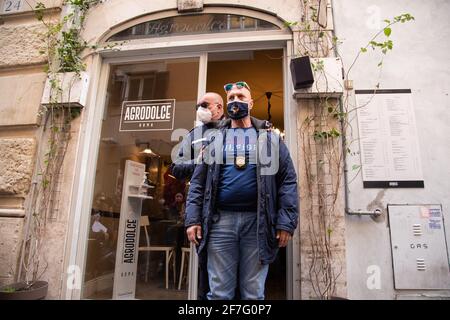 Rom, Italien. April 2021. Einige Polizisten führen Kontrollen für die Eröffnung des Restaurants „Agrodolce“ in Rom durch (Foto: Matteo Nardone/Pacific Press/Sipa USA) Quelle: SIPA USA/Alamy Live News Stockfoto