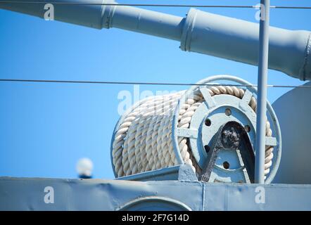 Kabelrolle mit einem Seil auf dem Deck des Schiff gegen blauen Himmel Stockfoto