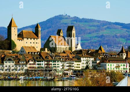 Schloss Rapperswil und die Befestigungsanlagen wurden um 1200 von den Grafen von Rapperswil erbaut. Rapperswil-Jona, Kanton St. Gallen, Schweiz. Stockfoto