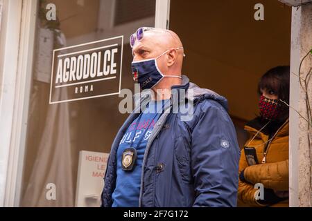 Rom, Italien. April 2021. Einige Polizisten führen Kontrollen für die Eröffnung des Restaurants „Agrodolce“ in Rom durch (Foto: Matteo Nardone/Pacific Press/Sipa USA) Quelle: SIPA USA/Alamy Live News Stockfoto