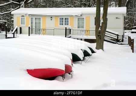 10. Februar 2021, Niedersachsen, Braunschweig: Die Kanus eines Bootsverleihs liegen unter einer dicken Schneedecke in der Nähe der Kennel Bäder. Foto: Stefan Jaitner/dpa Stockfoto