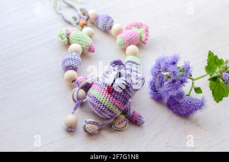 Gestrickte gestreift Handarbeit gestaltete Katze. Kinder Spielzeug. Stockfoto