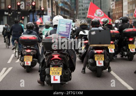 Deliveroo-Fahrer der Unabhängigen Arbeiterunion Großbritanniens (IWGB) in der City of London streiken in einem Streit um faire Bezahlung, Sicherheitsschutz und grundlegende Arbeitnehmerrechte. Bilddatum: Mittwoch, 7. April 2021. Stockfoto