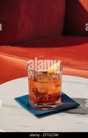 Negroni, ein italienischer IBA-Cocktail mit Gin, Bitter und Wermut, in einem eleganten, hausgemachten Luxusgetränk Stockfoto