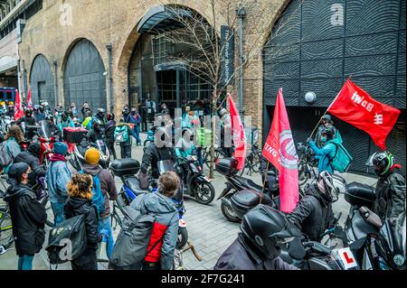 London, Großbritannien. April 2021. Die Fahrer versammeln sich vor den Londoner Büros der Holding in der Canon Street - Protest und Streik der Deliveroo-Mitarbeiter am ersten Tag des öffentlichen Handels mit den Aktien an der Londoner Börse. Unterstützt von der Unabhängigen Arbeitergewerkschaft. Kredit: Guy Bell/Alamy Live Nachrichten Stockfoto