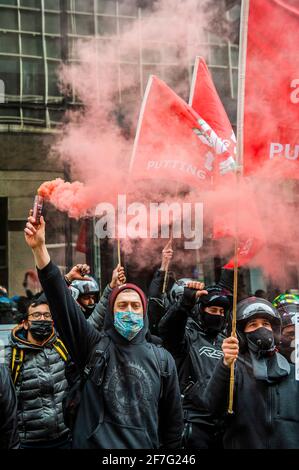 London, Großbritannien. April 2021. Die Fahrer versammeln sich vor den Londoner Büros der Holding in der Canon Street - Protest und Streik der Deliveroo-Mitarbeiter am ersten Tag des öffentlichen Handels mit den Aktien an der Londoner Börse. Unterstützt von der Unabhängigen Arbeitergewerkschaft. Kredit: Guy Bell/Alamy Live Nachrichten Stockfoto