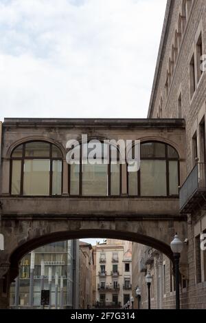 Barcelona, Katalonien: 2021. April 6: Häuser in den Straßen des Viertels El Raval in der Stadt Barcelona zur Zeit der COVID 19 im Jahr 2021. Stockfoto