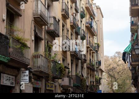 Barcelona, Katalonien: 2021. April 6: Häuser in den Straßen des Viertels El Raval in der Stadt Barcelona zur Zeit der COVID 19 im Jahr 2021. Stockfoto