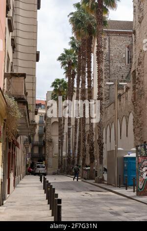 Barcelona, Katalonien: 2021. April 6: Häuser in den Straßen des Viertels El Raval in der Stadt Barcelona zur Zeit der COVID 19 im Jahr 2021. Stockfoto