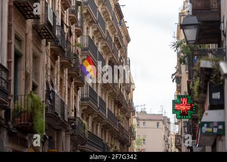 Barcelona, Katalonien: 2021. April 6: Häuser in den Straßen des Viertels El Raval in der Stadt Barcelona zur Zeit der COVID 19 im Jahr 2021. Stockfoto