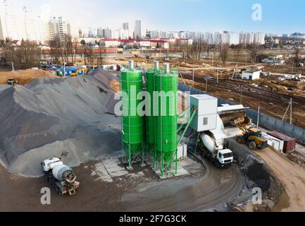 Betonmischanlage bereit. Herstellung von Zementmörtel сoncrete und portland für Bau- und Umformarbeiten. Betongießen bis zu einem Ready-m Stockfoto