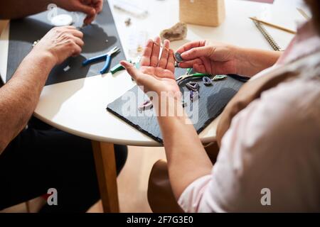 Zwei erfahrene Handwerker arbeiten in ihrer Werkstatt Stockfoto