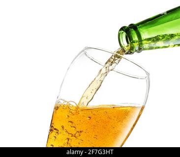 Flasche Bier in einem Glas auf weißem Hintergrund Stockfoto