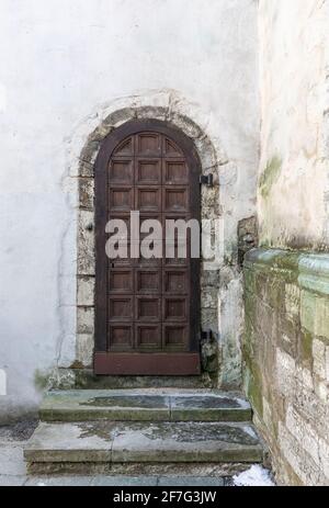 Tallinn, Estland, 18. März 2021: Türen des alten Tallinns Stockfoto