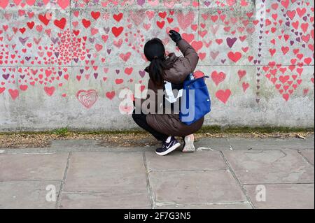 London. VEREINIGTES KÖNIGREICH. Die National Covid Memorial Wall im St. Thomas' Hospital Westminster wird weiterhin mit Herzen ausgestattet, um an diejenigen zu erinnern, die während der Pandemie an einem Coronavirus gestorben sind. Stockfoto