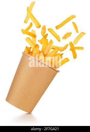 Aus einem auf den Becher gekippten herausnehmen verschüttete Pommes frites Weißer Hintergrund Stockfoto