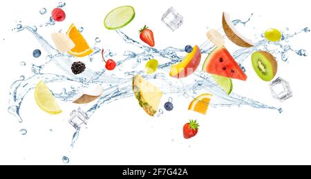 Frisches Obst, das in spritzendem Wasser auf weißem Hintergrund isoliert fliegt Stockfoto