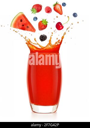 Rote Früchte fallen in ein spritzendes Glas Saft isoliert Auf weißem Hintergrund Stockfoto