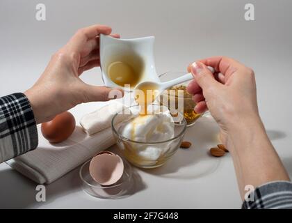 Frau Hände machen hausgemachte Kosmetik - Egg White Face Mask. Nahaufnahme. Stockfoto