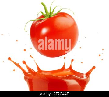 Tomate, die in Sauce fallen, spritzt isoliert auf Weiß Stockfoto
