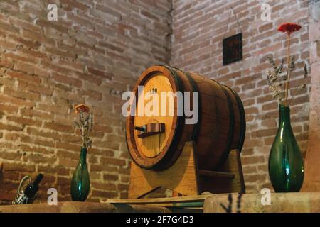 Einer der ältesten Weinkeller mit Flaschen und Fässern in der Region Marken. Konzept der Weinprobe. Stockfoto