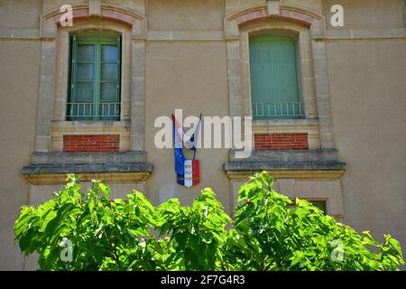 Altes öffentliches Gebäude im Provençal-Stil im historischen Dorf Ménerbes, Provence-Alpes-Côte d'Azur Vaucluse, Frankreich. Stockfoto