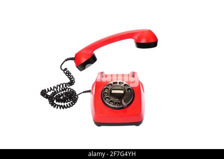 Altes, rotes Drehwähltelefon mit hängendem in der Luft aufgehängten Empfänger, isoliert auf Weiß Stockfoto