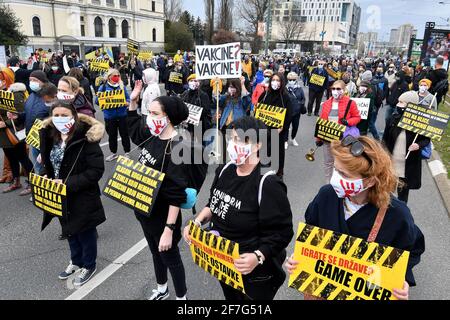 Sarajevo, Bosnien und Herzegowina (BiH). April 2021. Menschen nehmen an einem Protest Teil, der die Regierung für ihre „ineffiziente Reaktion auf die Pandemie und die Verzögerung bei der Bereitstellung von COVID-19-Impfstoffen an alle Bürger“ in Sarajevo, Bosnien und Herzegowina (Bosnien und Herzegowina), am 6. April 2021 verantwortlich macht. Quelle: Nedim Grabovica/Xinhua/Alamy Live News Stockfoto