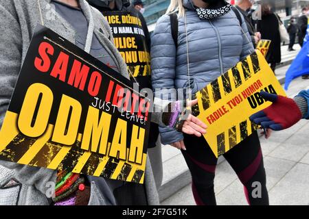 Sarajevo, Bosnien und Herzegowina (BiH). April 2021. Menschen nehmen an einem Protest Teil, der die Regierung für ihre „ineffiziente Reaktion auf die Pandemie und die Verzögerung bei der Bereitstellung von COVID-19-Impfstoffen an alle Bürger“ in Sarajevo, Bosnien und Herzegowina (Bosnien und Herzegowina), am 6. April 2021 verantwortlich macht. Quelle: Nedim Grabovica/Xinhua/Alamy Live News Stockfoto