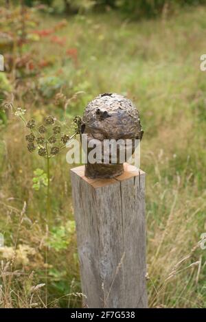 Kopfskulptur im Garten Stockfoto